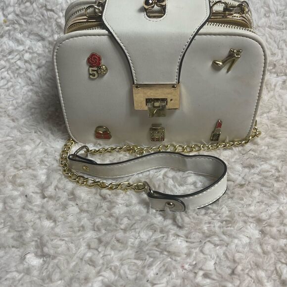 White synthetic leather crossbody bag with fashion accents & gold tone chain. - Picture 3 of 15